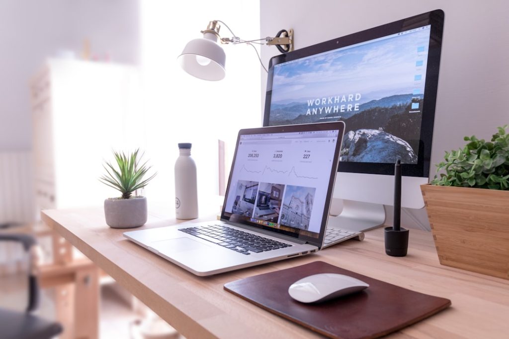 Ilustrasi fitur website profesional dan desain responsif