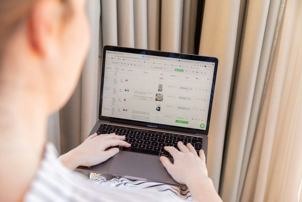 AI Customer Service untuk Bisnis Kecil: Otomatisasi WhatsApp tanpa Kehilangan Sentuhan Manusia Penggunaan laptop untuk dukungan pelanggan berbasis AI chatbot