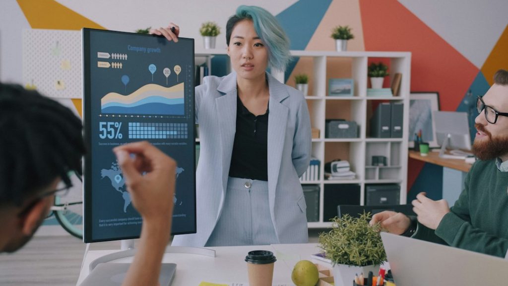 Tim bisnis berkolaborasi memanfaatkan teknologi digital