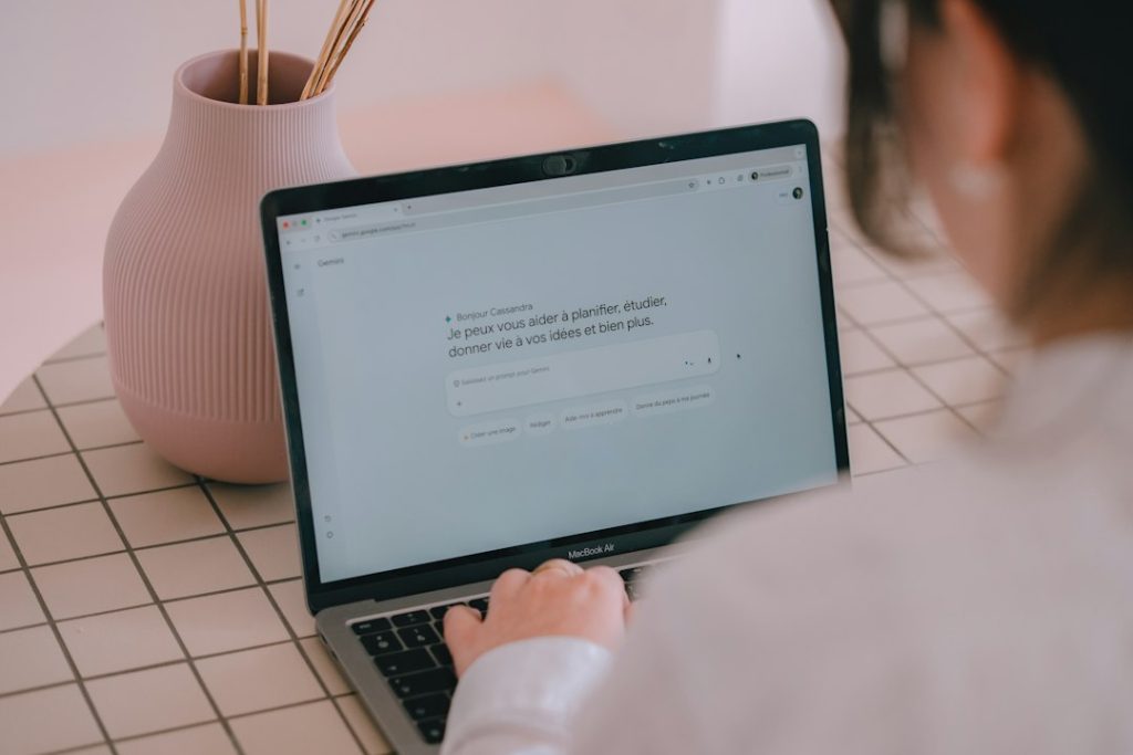 Pembuat konten menggunakan AI untuk membantu proses penulisan artikel