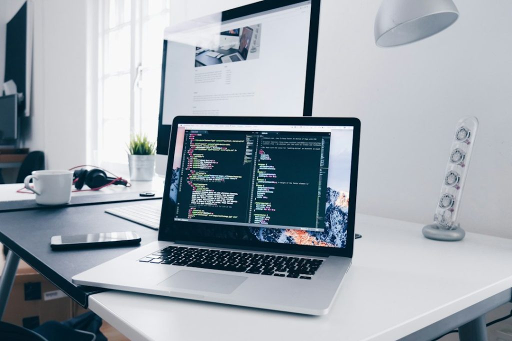 Pengembang memeriksa struktur dan performa website untuk technical SEO