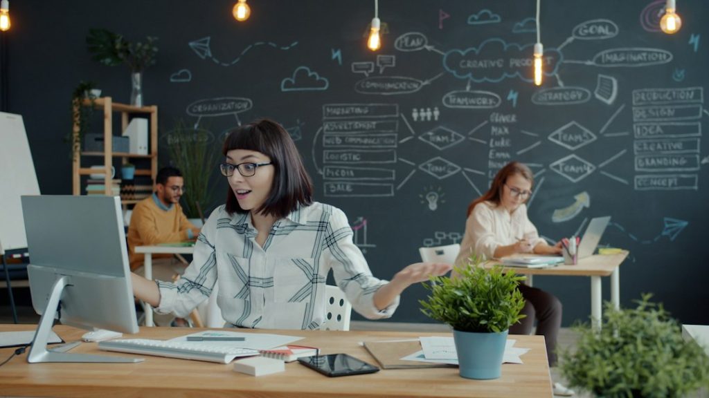 Tim kerja berdiskusi untuk mengembangkan workflow bisnis digital
